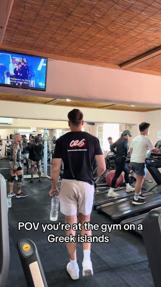Post 1 by Nasia Delis on TikTok (video)