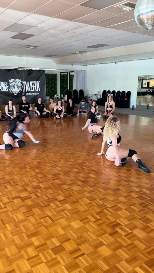 Post 7 by Elle Blume on TikTok (video)