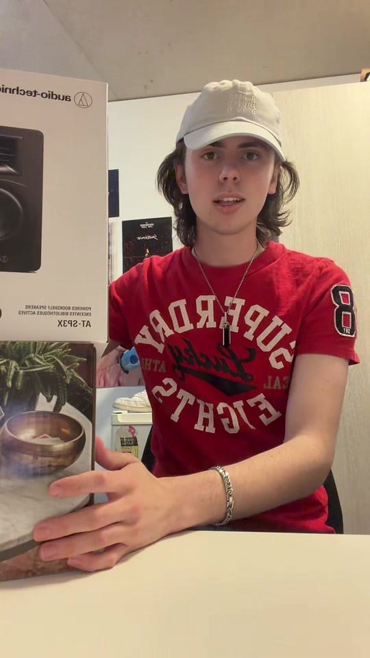 Post 2 by Harri 💿 on TikTok (video)