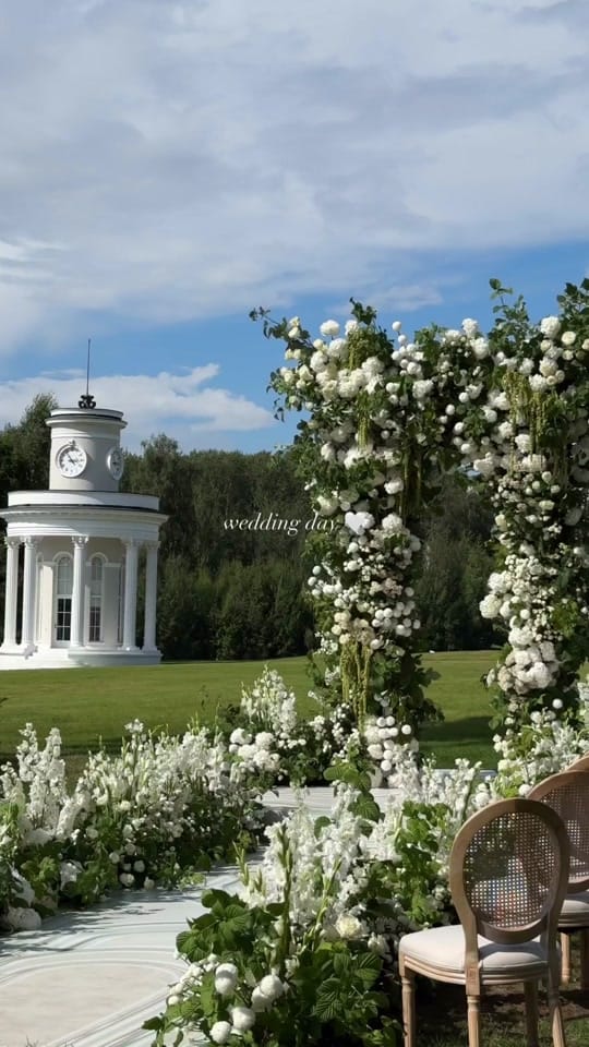 Post 4 by totheaisleweddings on TikTok (video)