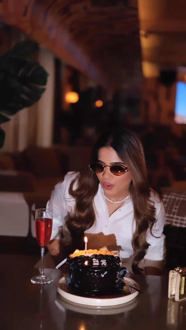Post 3 by Simee Jain🖤 on Instagram (video)