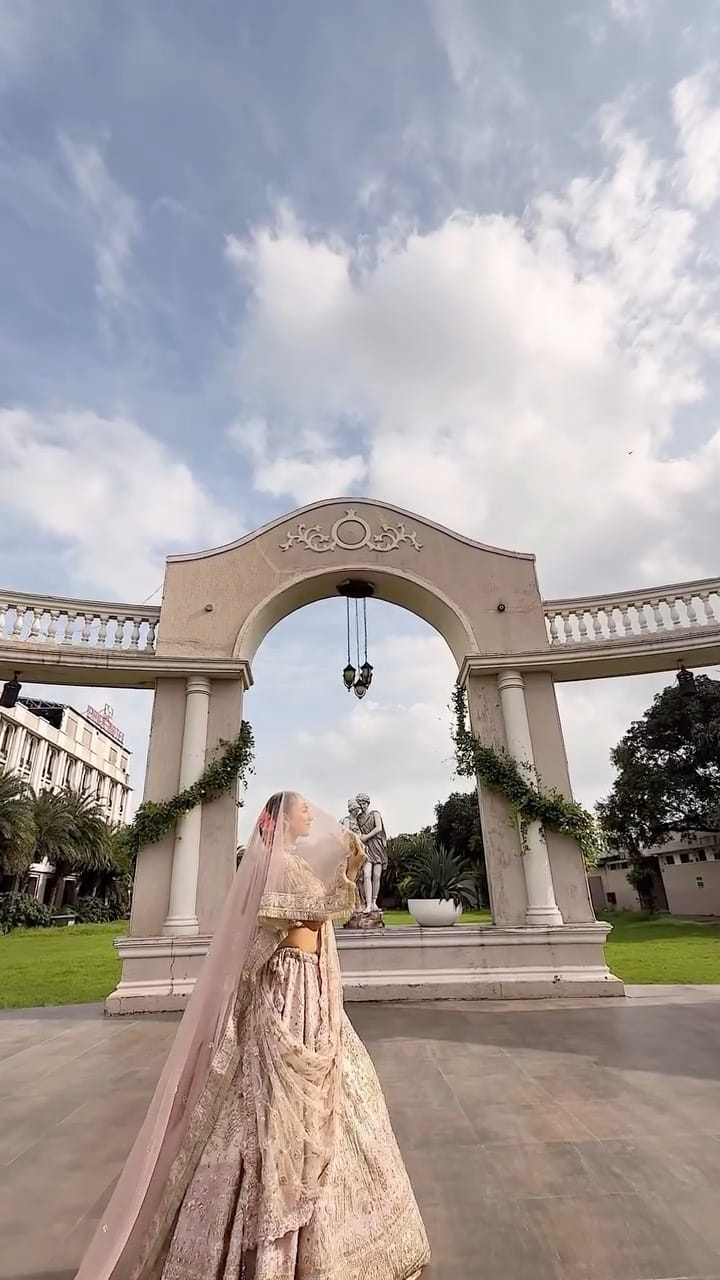 Post 10 by Simee Jain🖤 on Instagram (video)