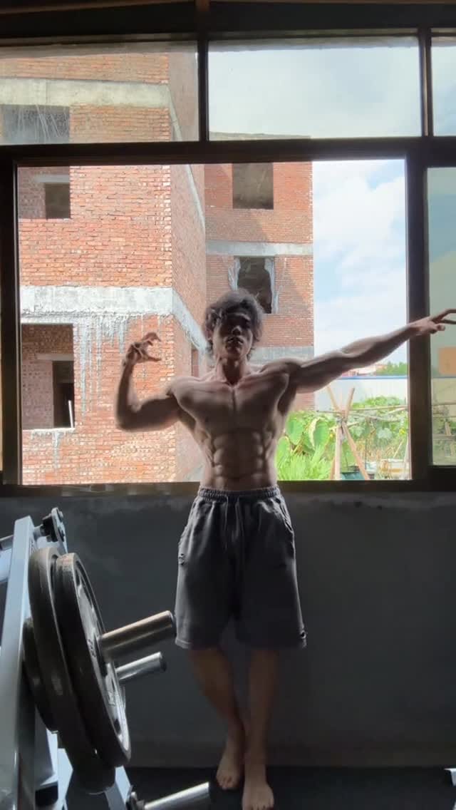 Post 2 by Kiki健身 on Instagram (video)