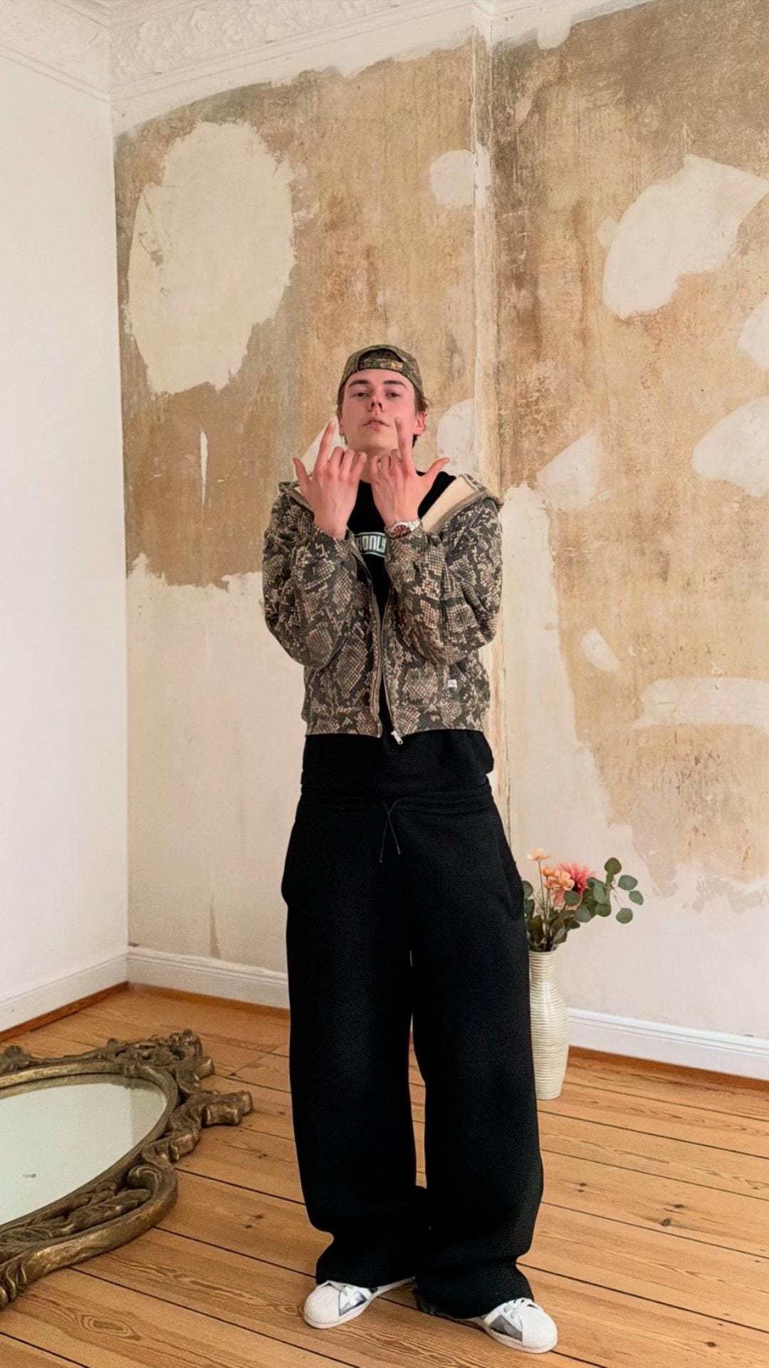 Post 2 by l_e_o_2005 on TikTok (video)