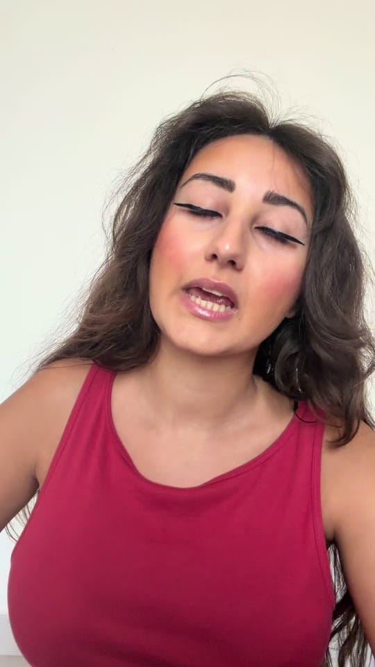 Post 2 by Laura on TikTok (video)
