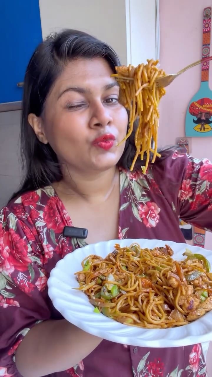 Post 6 by Riya | Kolkata Food Blogger | Home Chef on Instagram (video)