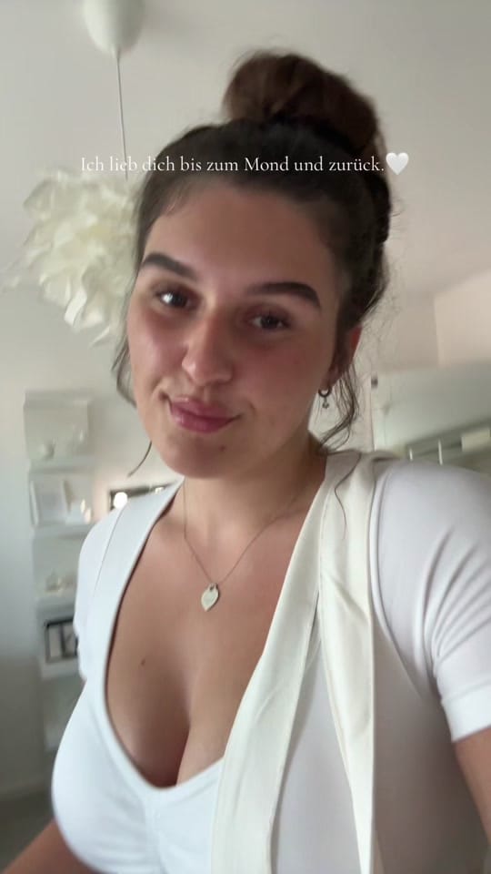 Post 4 by 𝐋𝐄𝐎𝐍𝐈𝐄 on TikTok (video)