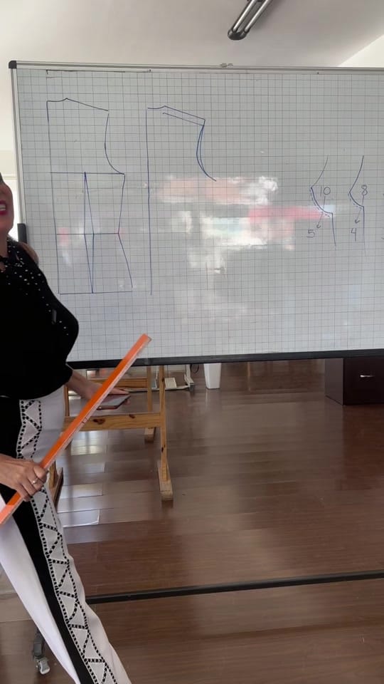 Post 8 by VanguardiaClaure FashionSchool on TikTok (video)