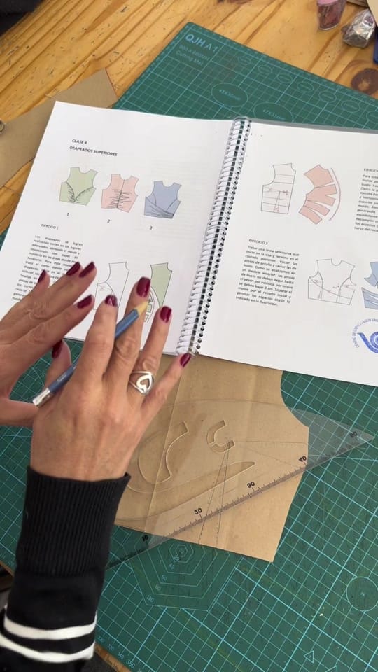 Post 2 by VanguardiaClaure FashionSchool on TikTok (video)