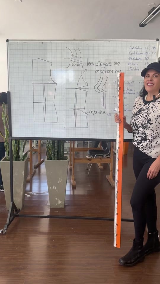 Post 10 by VanguardiaClaure FashionSchool on TikTok (video)