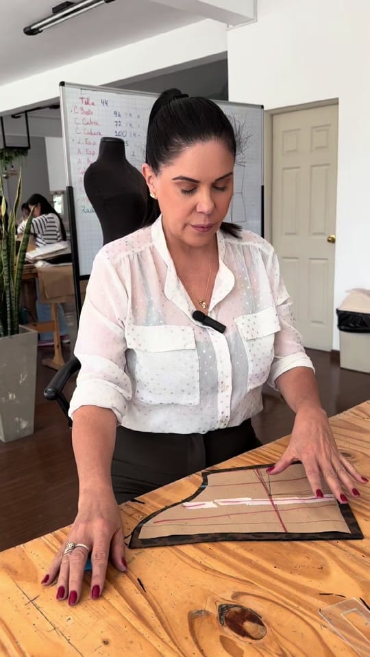 Post 3 by VanguardiaClaure FashionSchool on TikTok (video)