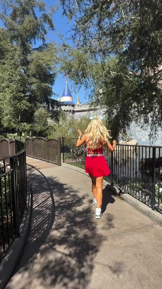 Post 3 by Paris Regan on TikTok (video)