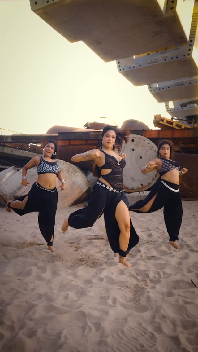 Post 3 by Sonali Bhadauria (LiveToDance) on Instagram (video)