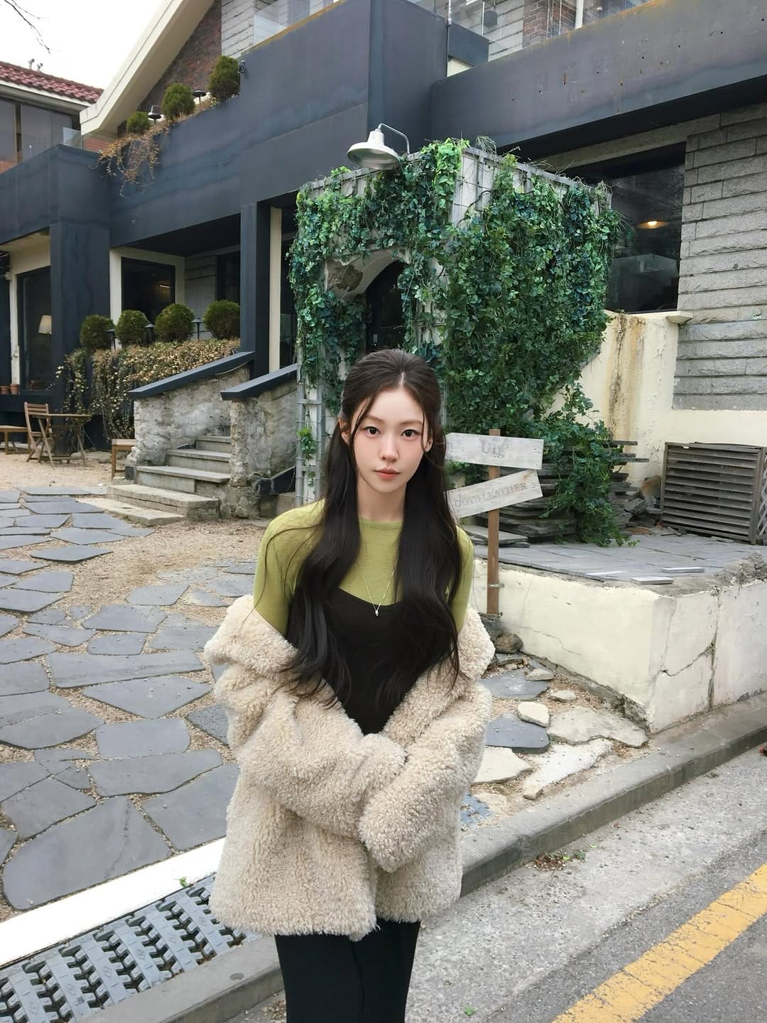 Post 4 by 송지우 on Instagram (carousel)
