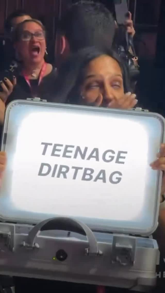 Post 1 by 5 Seconds of Summer Chile on Instagram (video)