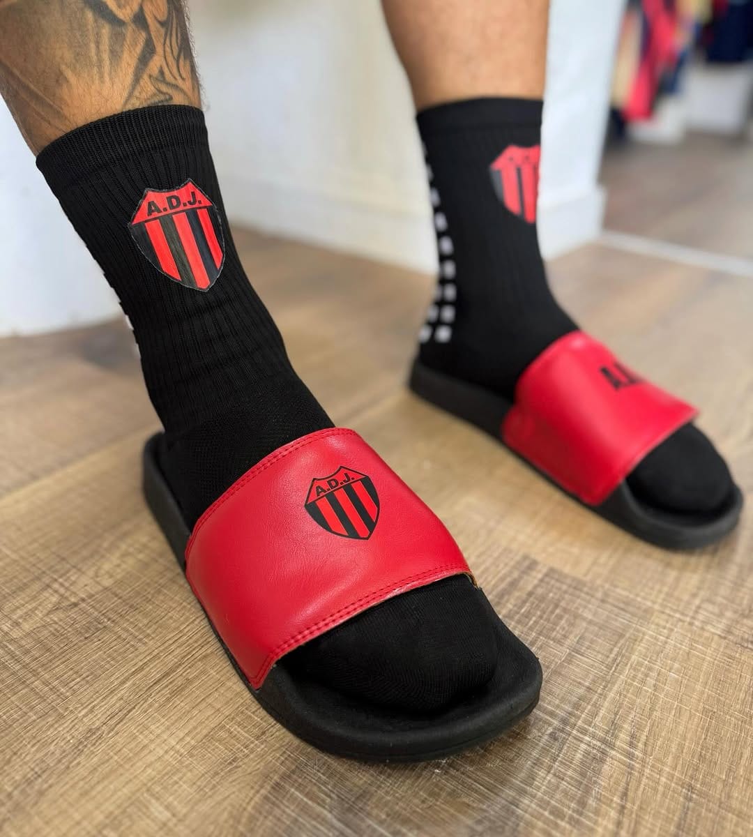 Post 9 by De Zurda | Indumentaria deportiva | Calzado | Accesorios on Instagram (carousel)