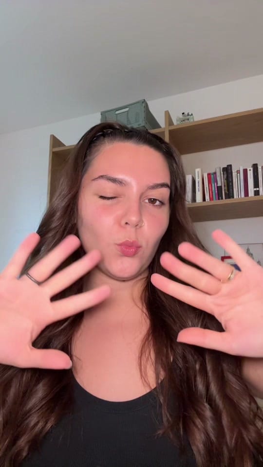 Post 1 by Anna on TikTok (video)