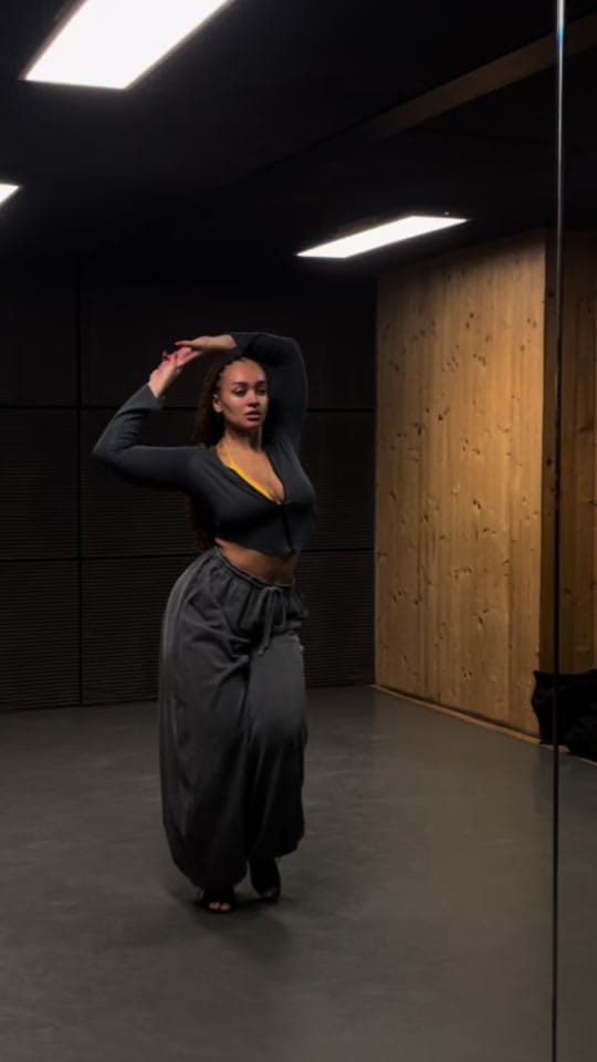 Post 3 by eloise_lopes on TikTok (video)