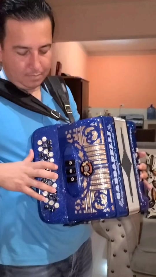 Post 9 by Carlitos Torres on TikTok (video)
