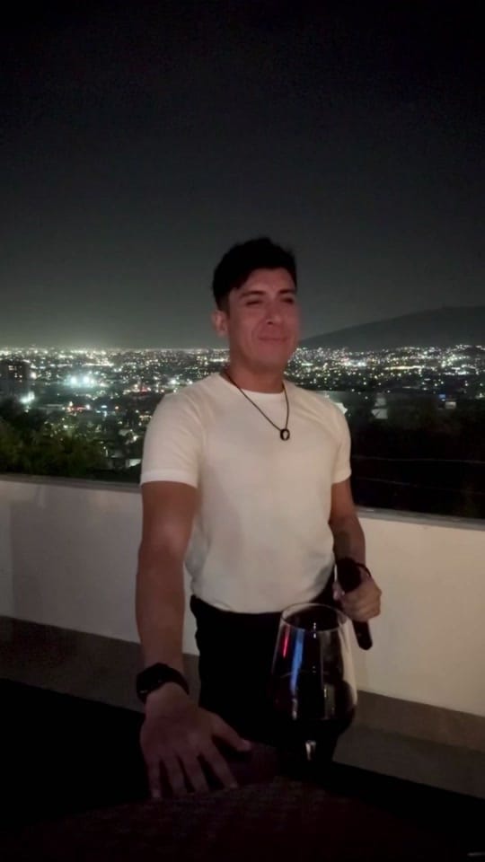 Post 10 by Nacho Rey on TikTok (video)