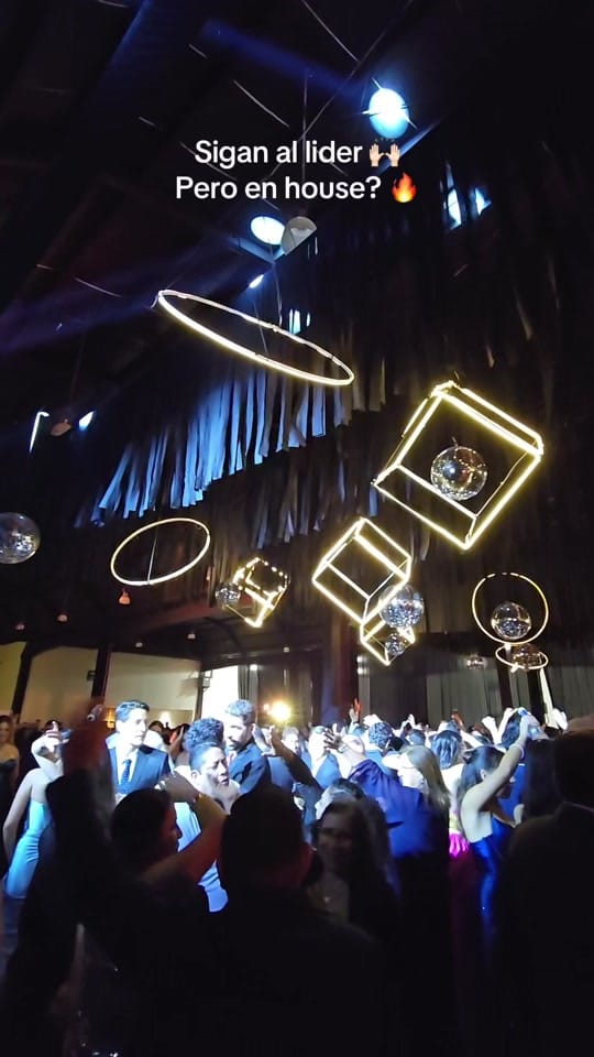 Post 2 by djcarlosl on TikTok (video)