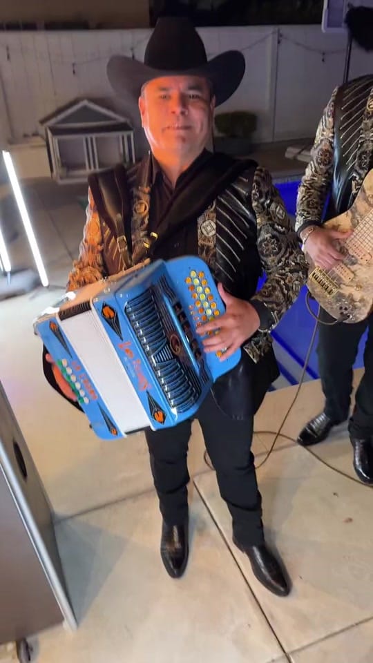 Post 1 by Listo on TikTok (video)