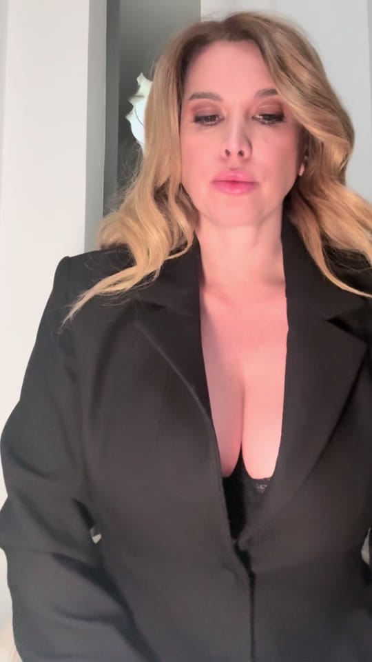 Post 4 by Nives Celsius on TikTok (video)