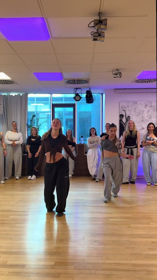 Post 7 by 𝐋𝐄𝐎𝐍𝐀 on TikTok (video)