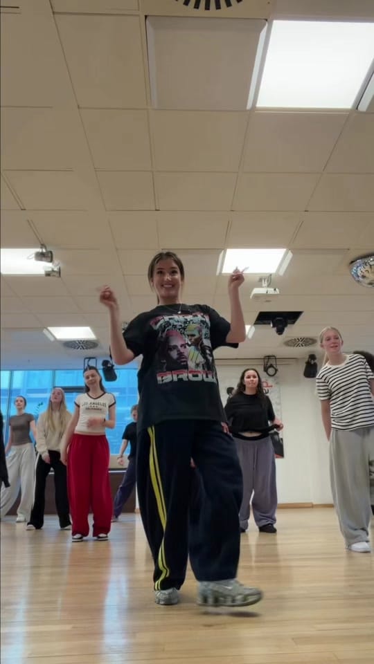 Post 6 by 𝐋𝐄𝐎𝐍𝐀 on TikTok (video)