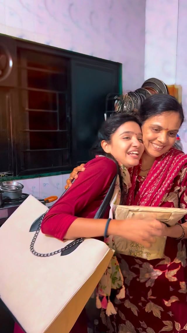 Post 7 by Sayali Seema Santosh Wagh (कादंबरी) on Instagram (video)