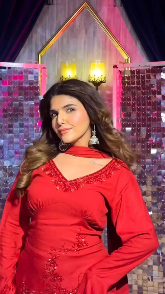 Post 1 by Ashi Khanna on Instagram (video)