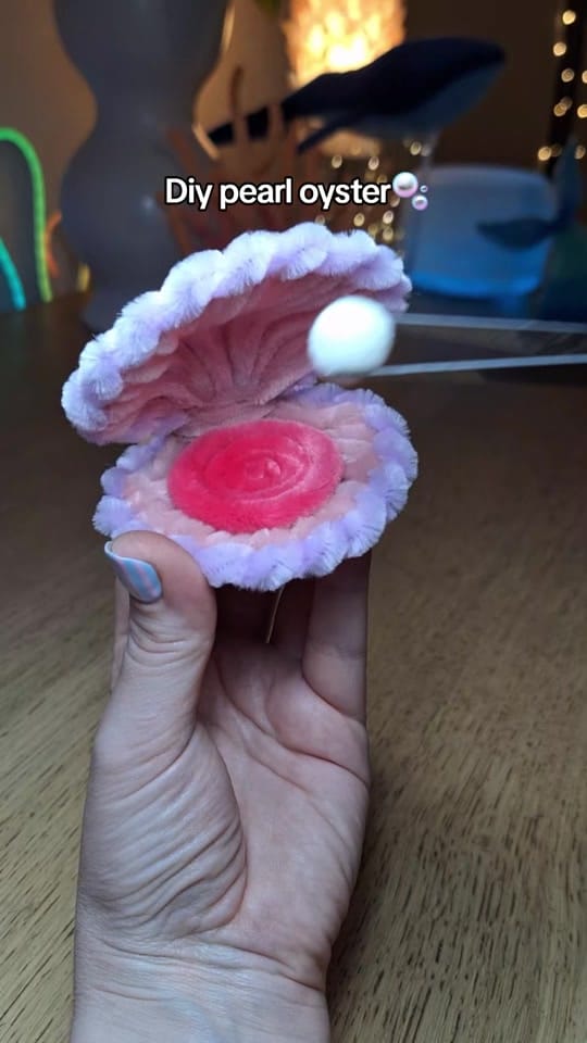 Post 2 by KITSCHY FLORE on TikTok (video)