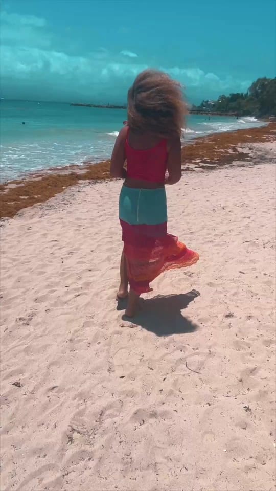 Post 2 by Kim Officiel on TikTok (video)