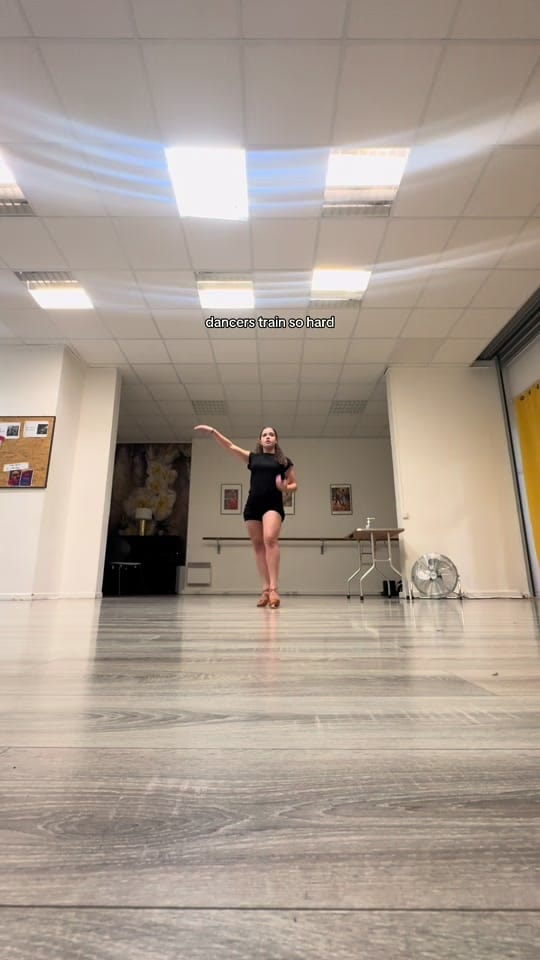 Post 3 by cloé on TikTok (video)