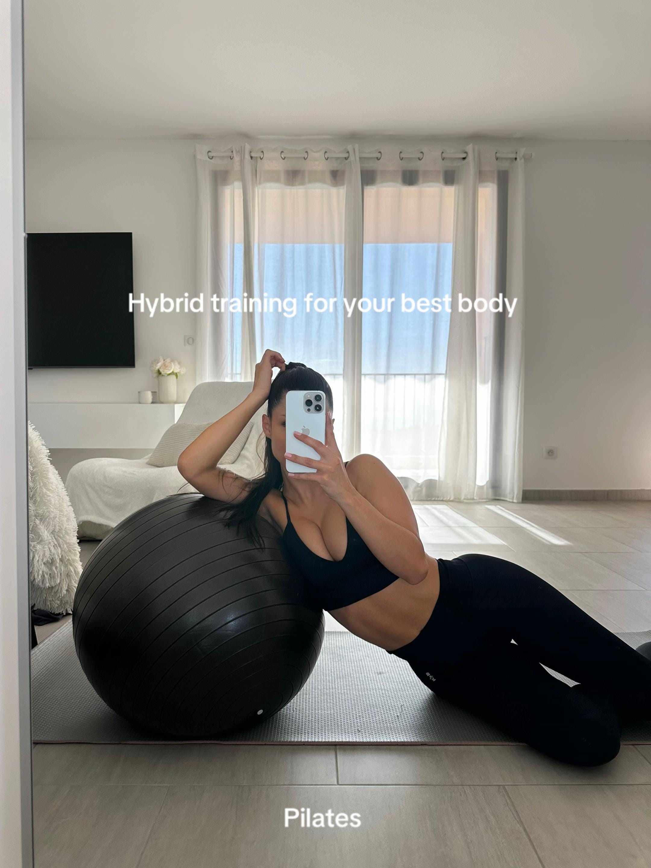 Post 1 by Manon Camera on TikTok (video)