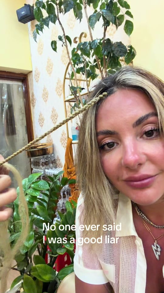 Post 1 by Lyndsay Simon 👽 on TikTok (video)