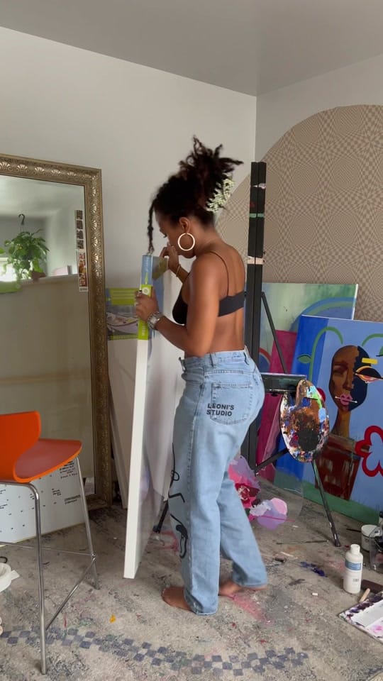 Post 10 by Uma Leoni on TikTok (video)