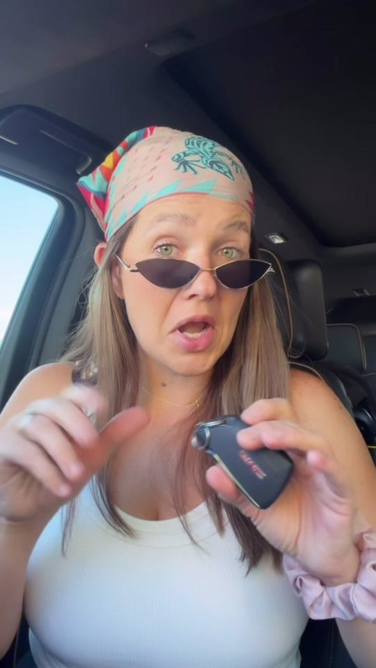 Post 6 by Louissa Bluth on TikTok (video)