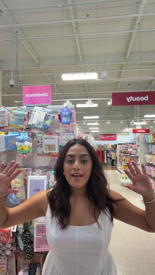 Post 5 by Laura Flores Hair Stylist on TikTok (video)