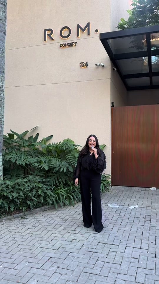 Post 8 by Laura Flores Hair Stylist on TikTok (video)