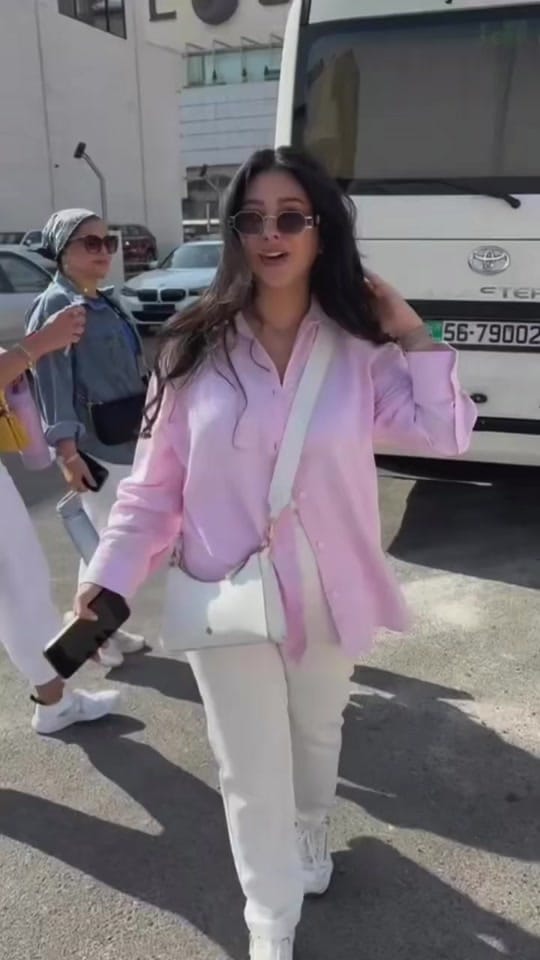 Post 1 by Meena on TikTok (video)