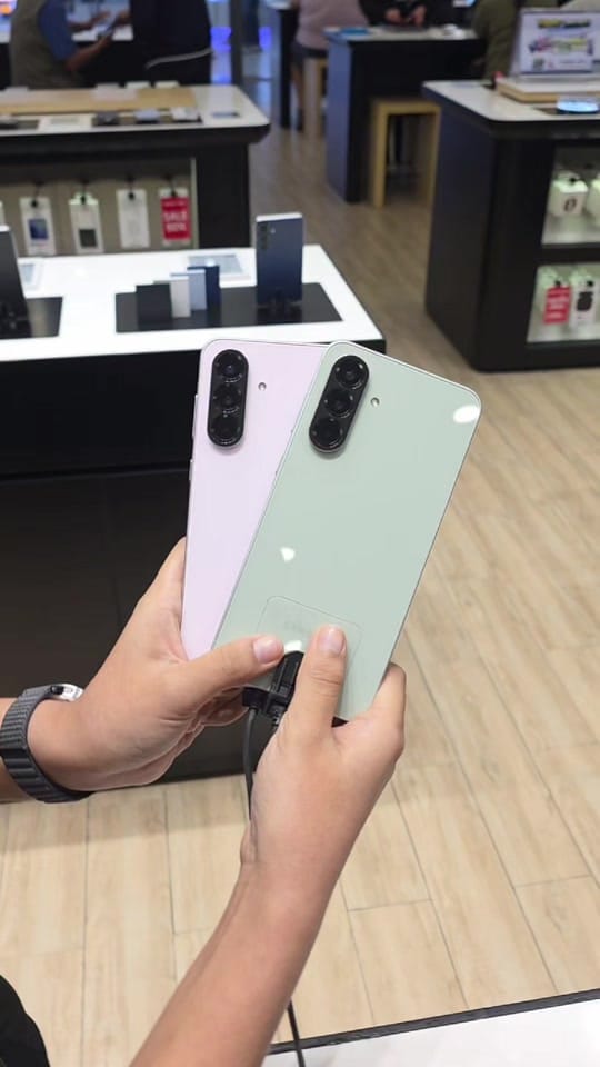 Post 10 by Samsung Fashion Island on TikTok (video)
