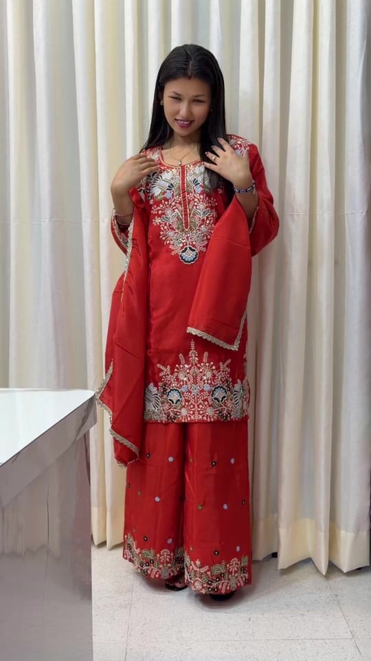 Post 3 by Roshika Fashion on TikTok (video)