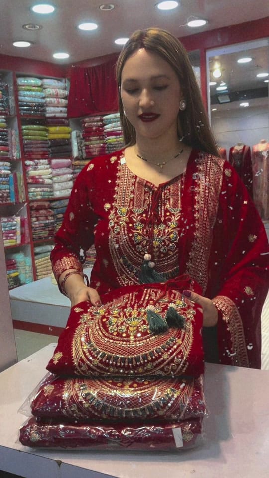 Post 10 by Roshika Fashion on TikTok (video)
