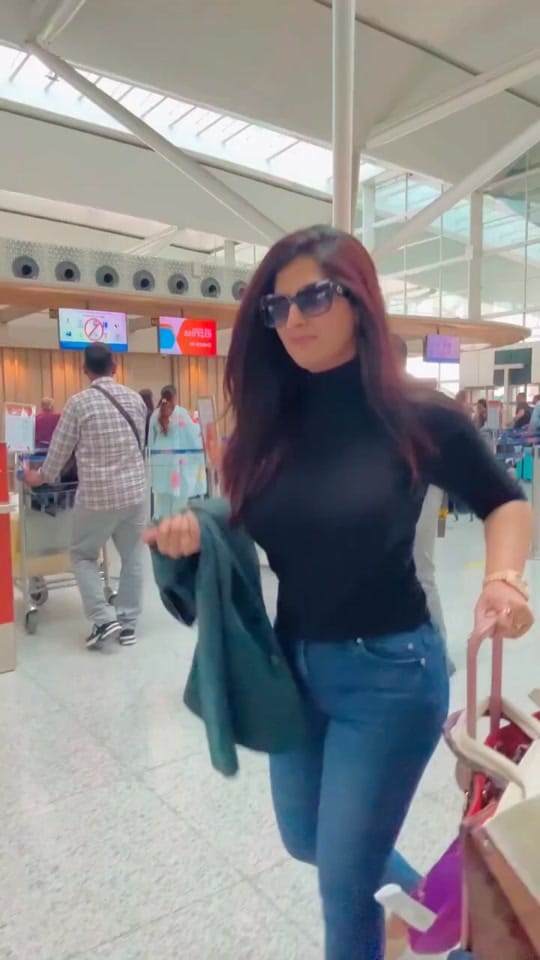 Post 2 by Sangita Bijlani on TikTok (video)