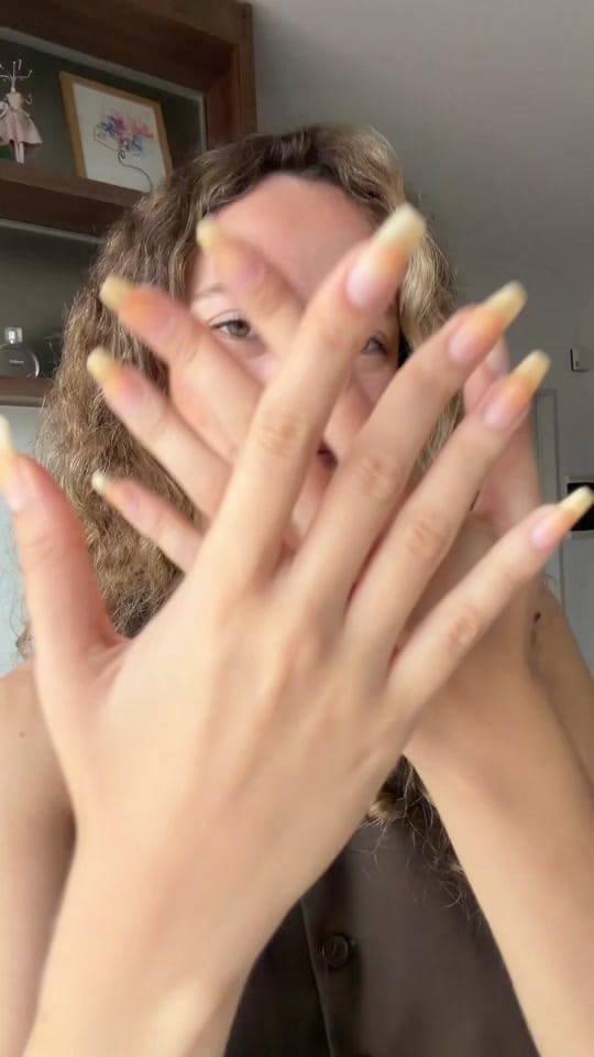 Post 3 by Lara Santarelli on TikTok (video)