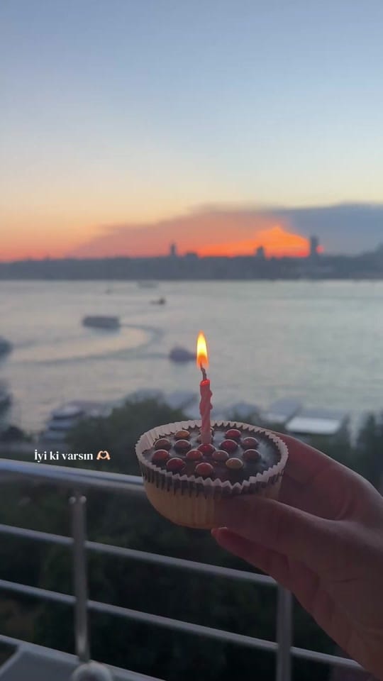 Post 1 by Esi on TikTok (video)