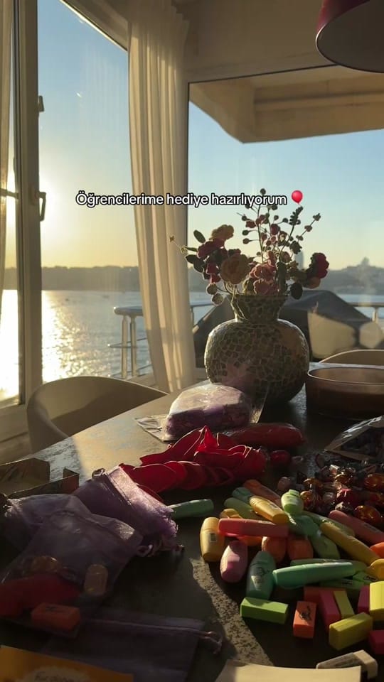 Post 9 by Esi on TikTok (video)