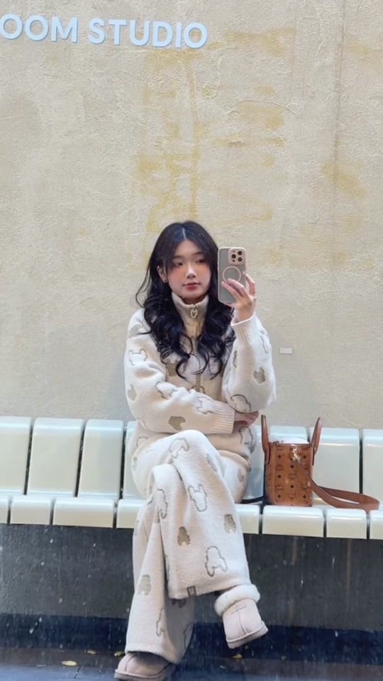 Post 4 by J I N N I E on TikTok (video)