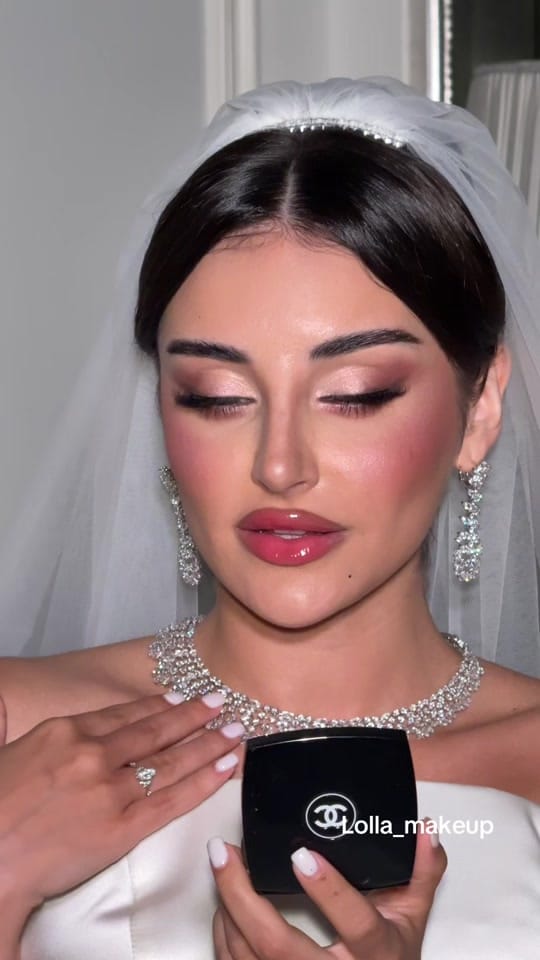Post 6 by Lolla Makeup Artist on TikTok (video)